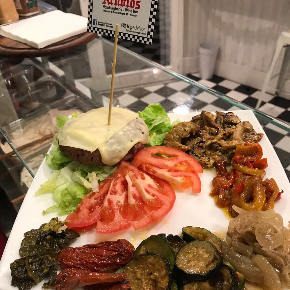 Hamburger di Chianina con formaggio fuso e verdure grigliate al piatto