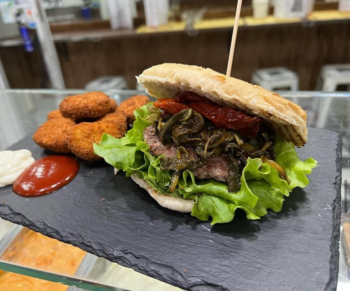 Panino con hamburger, friarielli, pomodori secchi e crocchette