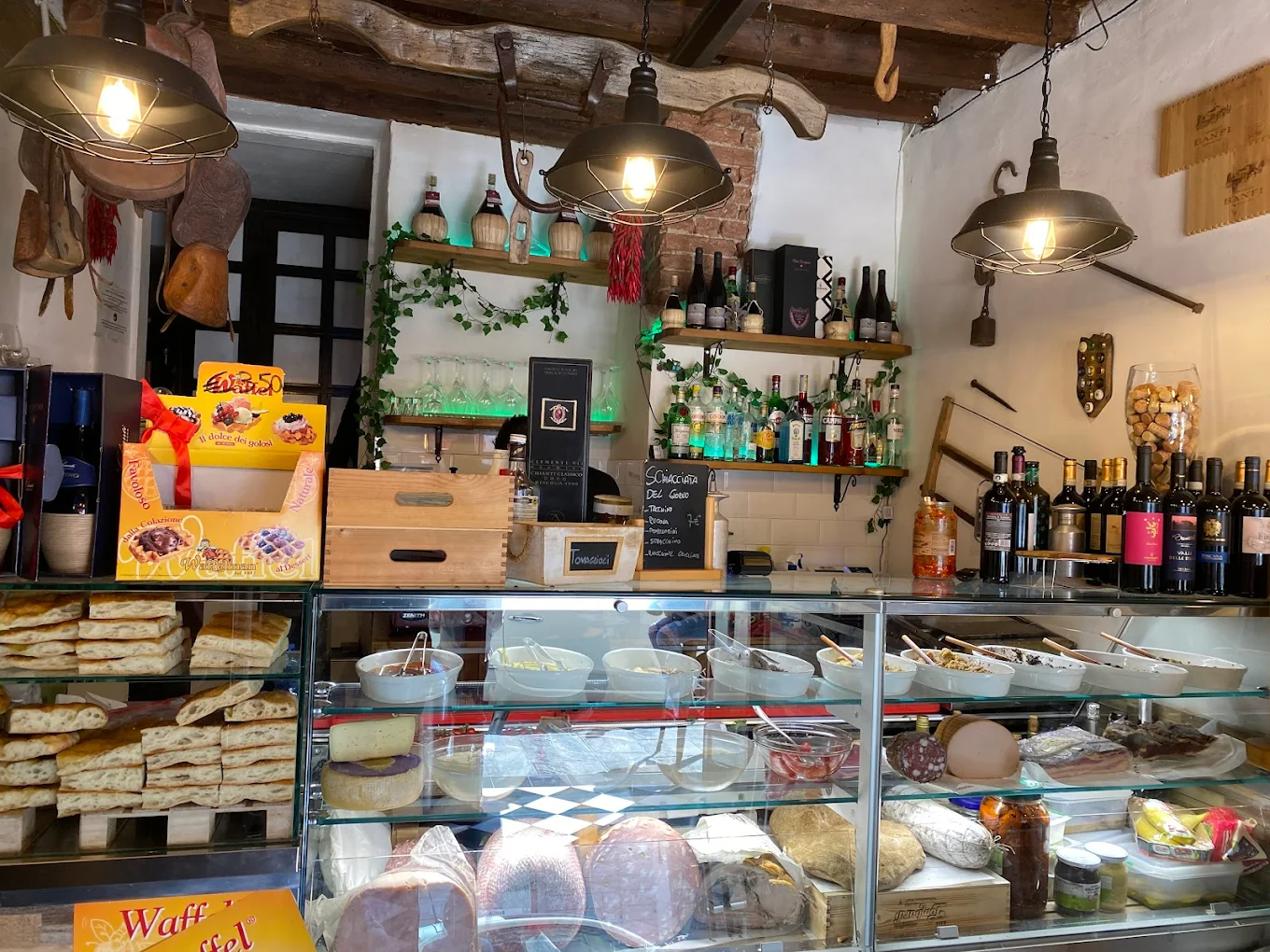 L'angolo toscano del locale con schiacciate, salumi e vini